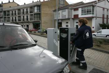 Los conductores más olvidadizos requirieron la ayuda del personal del concello para salir del parking. (Foto: MARCOS ATRIO)