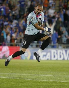 El guardameta Codina celebra el cuarto gol del Getafe ante el Sevilla en el Coliseum.