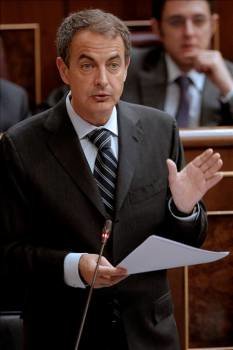 El presidente del Gobierno, José Luis Rodríguez Zapatero, durante su intervención. (Foto: JAVIER LIZÓN)