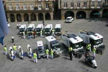 Varios operarios, con parte de los vehículos incorporados. (Foto: José Paz)