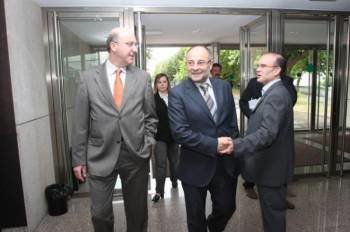 El alcalde, Francisco Rodríguez, con el concejal de Economía, Agustín Fernández, y con José Ángel Vázquez Barquero.