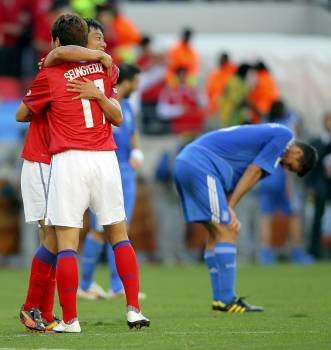 Los jugadores coreanos se abrazan, ante el abatimiento de los griegos. (Foto: Robert Ghement)
