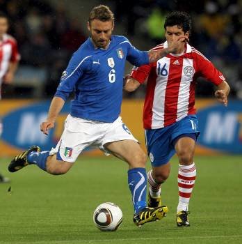 El centrocampista italiano Daniele de Rossi lucha por el balón con el paraguayo Cristian Riveros. (Foto: Oliver Weiken)