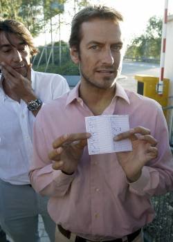 César Cabo, portavoz de los controladores muestra su cuadrante de trabajo para agosto. (Foto: Chema Moya)