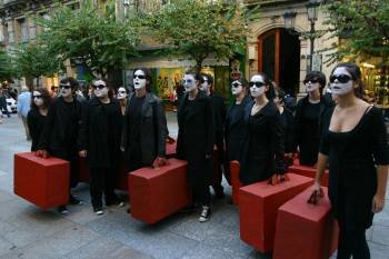 Alumnos del Aula de Teatro de Ourense representando la emigración. (Foto: Archivo)