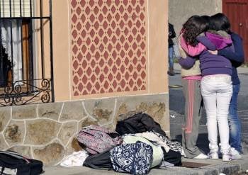Compañeros del joven muerto se abrazan durante la concentración en la plaza de Torrecaballeros. (Foto: JUAN MARTIN)
