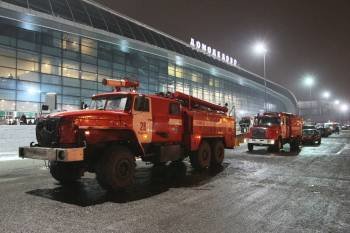 Camiones de bomberos en el exterior del aeropuerto moscovita. (Foto: SERGEI CHIRIKOV)