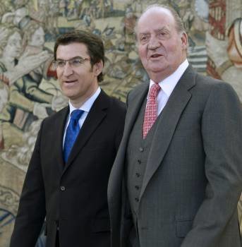Alberto Núñez Feijóo, con el rey don Juan Carlos en el palacio de La Zarzuela. (Foto: ÁNGEL DÍAZ)