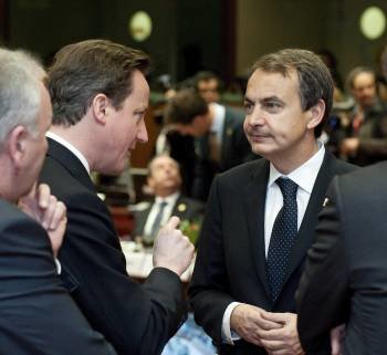 Zapatero atiende al primer ministro británico, David Cameron. (Foto: HORST WAGNER)
