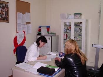 Una doctora atiende a una paciente en su consulta. (Foto: ARCHIVO)