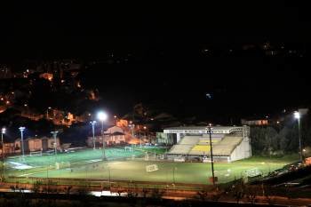 La reforma del campo de fútbol de Oira, en la imagen, fue el origen del pleito. (Foto: JOSÉ PAZ)