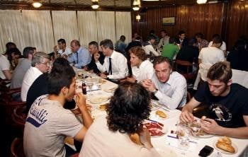 Jugadores, técnicos y dirigentes, en una comida de unidad. (Foto: efe)