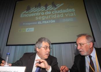 Justo Zambrana y Pere Navarro en las jornadas sobre seguridad vial en las ciudades. (Foto: SALAS)