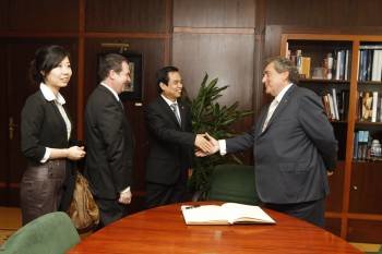 El nuevo presidente de Gándara Censa, Quinxin Ren, firmó ayer en el Libro de Honor de Vigo.  Foto: J.V. Landín