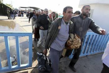 Grupos de egipcios cruzan la frontera hacia Túnez huyendo de la situación bélica en Libia. (Foto: Mohamed Messara)