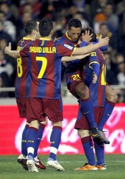 Messi celebra el gol con Iniesta, David Villa y Adriano. (Foto: MANUEL BRUQUE)