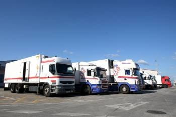 Camións aparcados a espera de carga. (Foto: ARQUIVO)