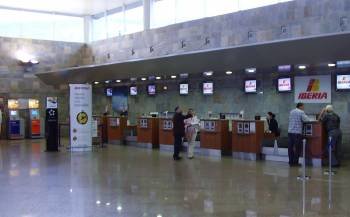 Interior del aeropuerto de Alvedro, por el que en febrero pasaron 76.000 pasajeros. (Foto: ARCHIVO)
