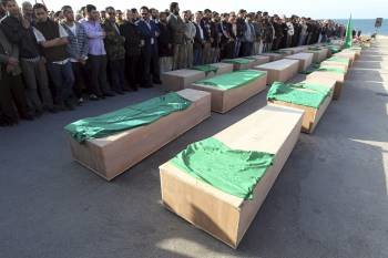 Funeral por las víctimas de un bombardeo aliado sobre Trípoli el pasado miércoles. (Foto: M. MESSARA)
