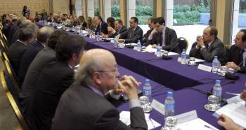 Los embajadores de los países árabes, durante la reunión con Jiménez y Chacón. (Foto: BALLESTEROS)