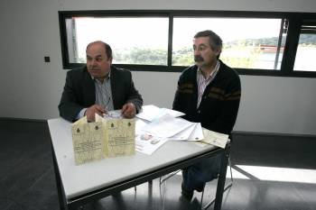Antonio Mouriño y el técnico de Cultura, Antonio Piñeiro, en la presentación de la programación. (Foto: MARCOS ATRIO)