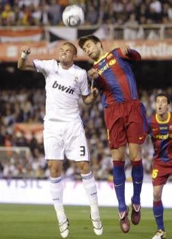 Piqué salta por un balón con Pepe en la final de Copa. (Foto: VÍCTOR LERENA)
