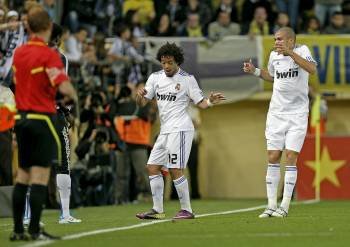 Pepe celebra con Marcelo el primer gol del Real Madrid en Villarreal, el pasado domingo.? (Foto: MANUEL BRUQUE)