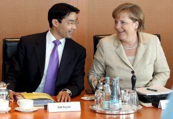 Angela Merkel, con el nuevo ministro de Economía alemán, Philip Rösler. (Foto: WOLFGANG  KUNG)