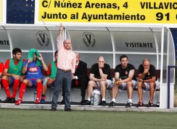 Cándido Gómez, entrenador del Ourense, en el banquillo del Municipal de Villaviciosa. (Foto: ELGOLDEMADRIZ.COM?)