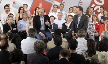 Rubalcaba, junto a Marcelino Iglesias, durante su intervención ante los alcaldes. (Foto: JUANJO MARTÍN)