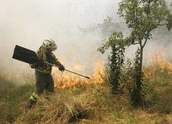 Un operario en Boiro, donde ardieron más de 260 hectáreas. (Foto: XOÁN REY)