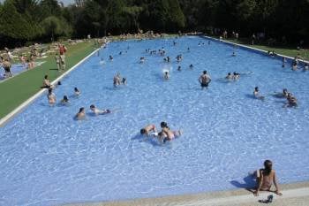 La piscina es lugar de disfrute de mucha gente durante el verano, pero hay que adoptar precauciones para evitar el riesgo que pueden suponer. (Foto: M.A.)