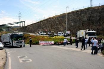 Piquetes informativos y policías a la entrada de la planta de Nostián. (Foto: EL CORREO GALLEGO)