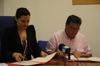 Laura Seara y Luis Milia, en la firma de convenio de formación. (Foto: )