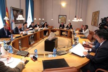 Los miembros de la Diputación Permanente, durante el encuentro en la Cámara gallega. (Foto: VICENTE PERNÍA)