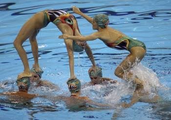 Las españolas, durante el ejercicio que les valió una medalla de bronce en los Mundiales de Shanghái.? (Foto: KIM LUDBROOK)