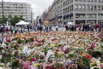 MIles de ramos depósitados por las víctimas del atentado el pasado 22 de julio,  en a Avenida de Oslo  (Foto: EFE)