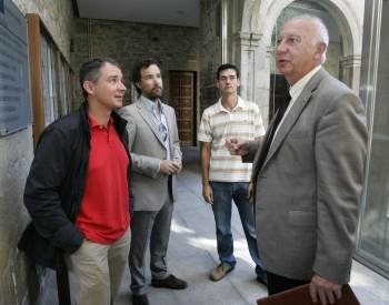 El rector de la USC, Juan Casares, conversa con científicos becados con las bolsas 'Starting Grant'. (Foto:       XOAN REY)