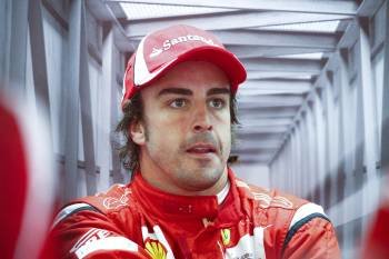 Fernando Alonso, tras una sesión de entrenamientos. (Foto: DIEGO AZUBEL)
