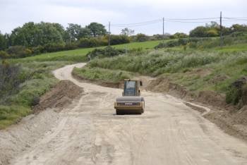 Obras paralizadas de la carretera que une Trives con Cobas. (Foto: LUIS BLANCO)
