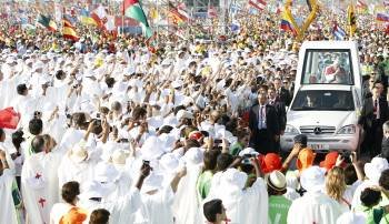 La multitud dispensó un caluroso recibimiento a Benedicto XVI a su llegada a Cuatro Vientos a bordo del papamóvil. (Foto: ANDRÉS BALLESTEROS)