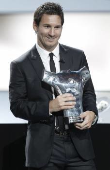 Leo Messi, con el trofeo como mejor jugador de la UEFA en Europa. (Foto: GUILLAUME HORCAJUELO)