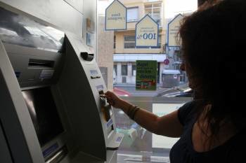 Una clienta saca dinero en un cajero en la ciudad.  (Foto: JOSÉ PAZ)