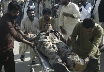 Miembros de los equipos de rescate trasladan a un hombre herido tras un doble atentado suicida en Quetta, capital de la provincia de Baluchistán, Pakistán, que dejó al menos 16 muertos y 40 heridos (Foto: EFE)