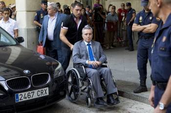 José Ortega Cano al salir ayer de los juzgados de Sevilla. (Foto: JULIO MUÑOZ)