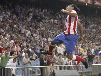 Falcao celebra uno de sus goles al Sporting ante una entragada afición rojiblanca. (Foto: VÍCTOR LERENA)