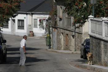 Un vecino de Chandrexa, pensionista, pasea solitario por el centro de la localidad. (Foto: XESÚS FARIÑAS)