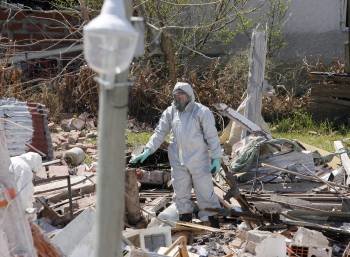 La Policía científica de Argentina mide los niveles de radioactividad entre los escombros que dejó una explosión.