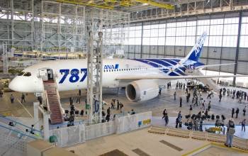 El avión All Nippon Airlines (ANA) Boing 787 durante una visita guiada a la prensa por el lanzamiento de esta aeronave en un hangaer del aeropuerto internacional de Haneda, en Tokio, (Foto: EFE)