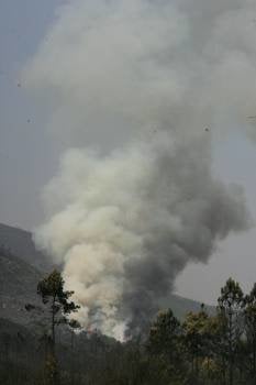 Incendio forestal declarado ayer en el municipio de Laza (Foto: MARCOS ATRIO)
